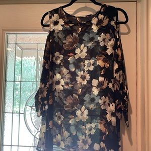 Beautiful floral boutique top, large.